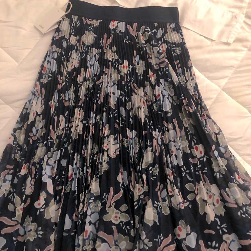 Aritzia twirl skirt. Brand new with tags. Medium